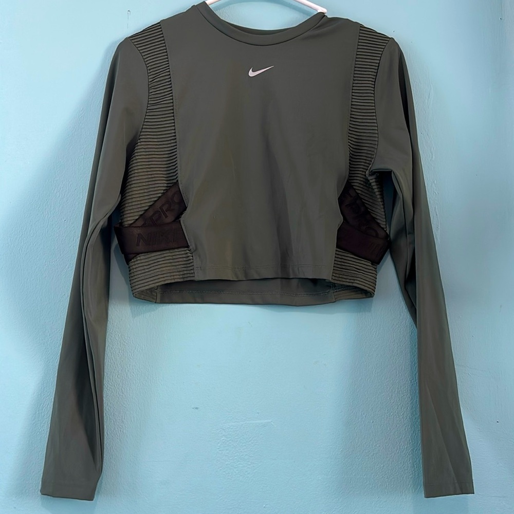 Women's Nike Aeroadapt cropped long sleeve green workout top size Large